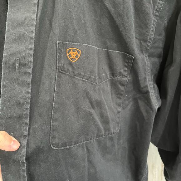 Ariat Black Solid Wrinkle Free Button Up Shirt Mens Medium Rodeo Cowboy Western - Picture 2 of 7